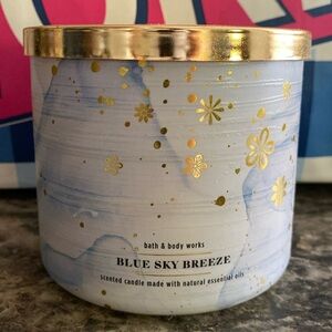 Bath & Body Works Blue sky breeze   3-Wick candles